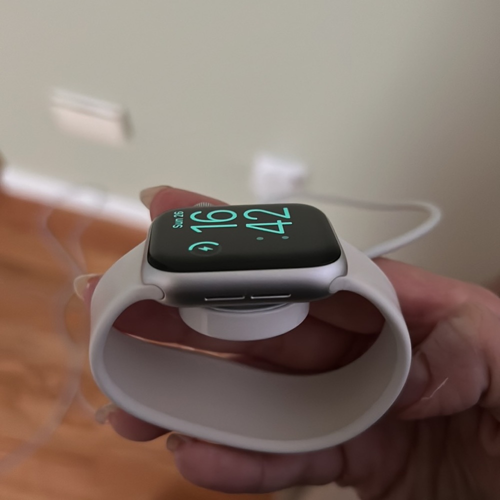 Apple Watch with two chargers included - Picture 3 of 6